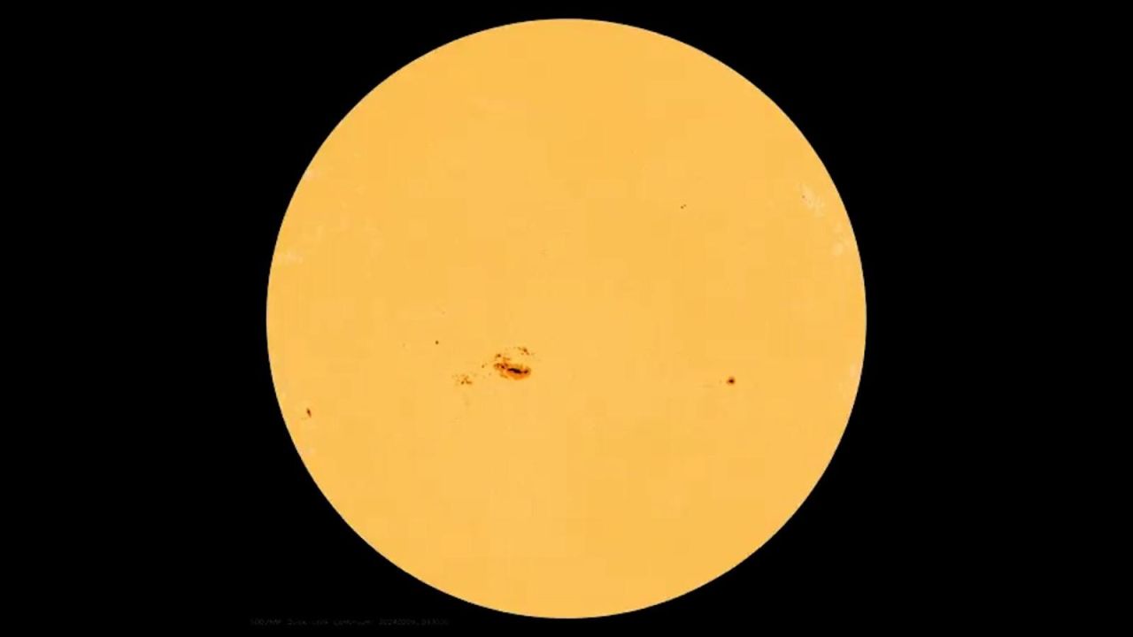 CNNE 1581336 - la nasa comparte un video de una enorme mancha en el sol