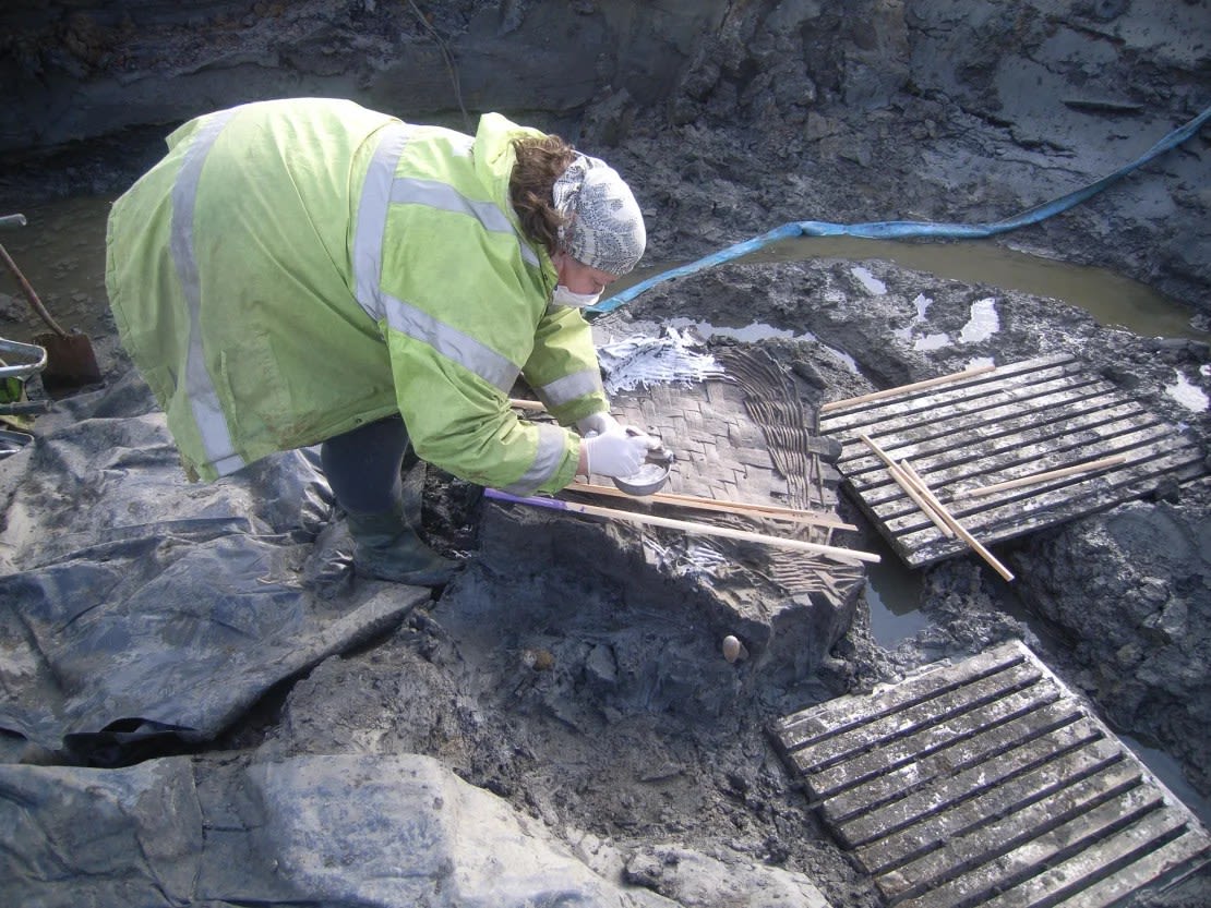 Junto a los huevos se encontró una cesta tejida, que se cree que contenía pan. Crédito: Arqueología de Oxford