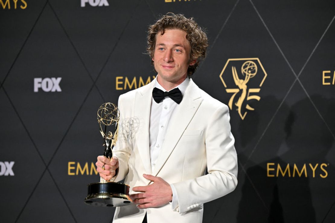 Jeremy Allen White posa en la sala de prensa durante la 75ª edición de los Premios Emmy en el Peacock Theatre de Los Ángeles el 15 de enero de 2024.