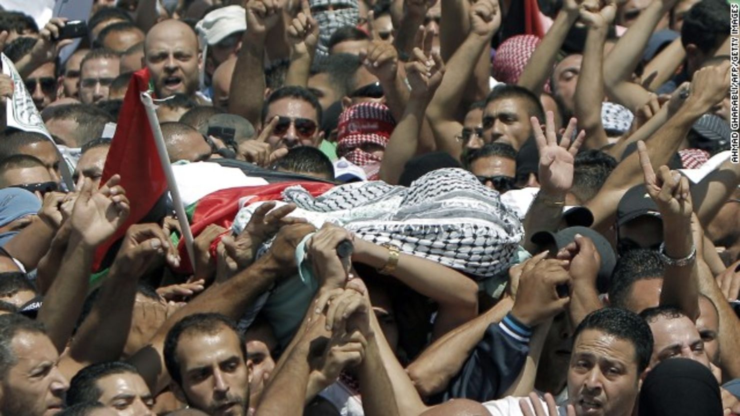 CNNE 158221 - familiares y amigos de mohammed abu khedair portan su cuerpo hacia la mezquita durante su funeral el 4 de junio de 2014-