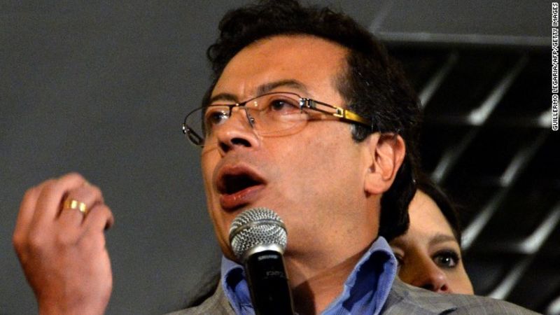 Santos restituye a petro en la alcaldía de bogotá | cnn