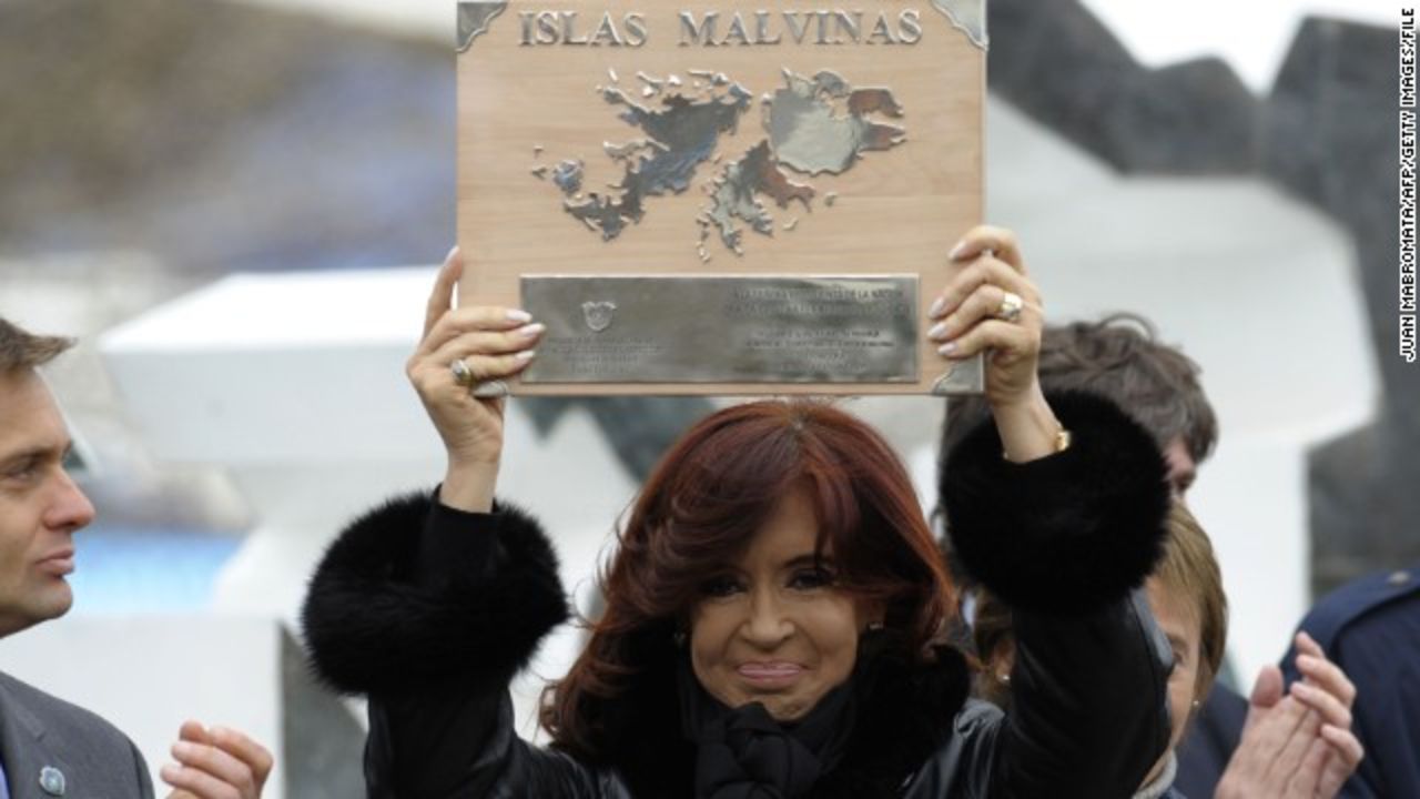 CNNE 158891 - la presidenta de argentina, cristina fernandez de kirchner sostiene una plaza durante una ceremonia sobre las islas malvinas en ushuaia, en 2012-