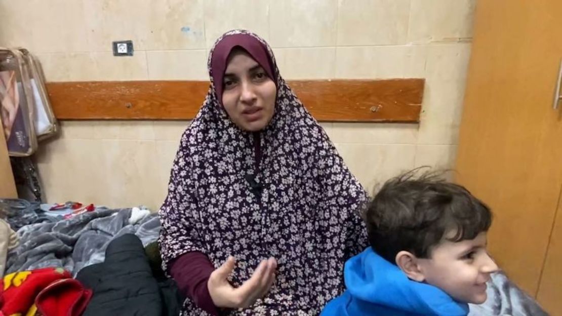 Hablando desde el Hospital de los Mártires de Al-Aqsa en Deir Al-Balah, Israa Hassan Ahmed al-Ashkar le dijo a CNN que su familia había estado atrapada en un edificio en la ciudad de Gaza durante una semana, mientras las fuerzas israelíes asedió la zona.