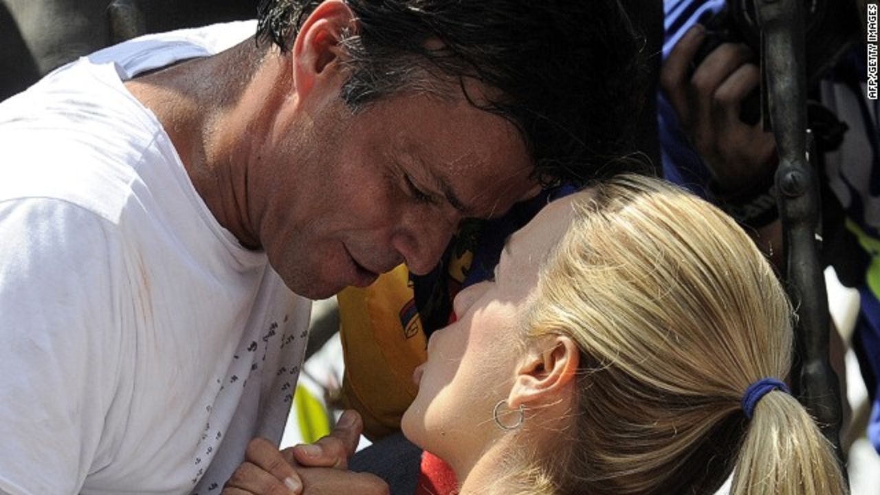 El adiós. El líder opositor Leopoldo López besa a su esposa Lilian Tintori durante una protesta justo antes de entregarse a las autoridades el 18 de febrero en Caracas. Mira en esta galería las imágenes de López en sus años de cárcel.