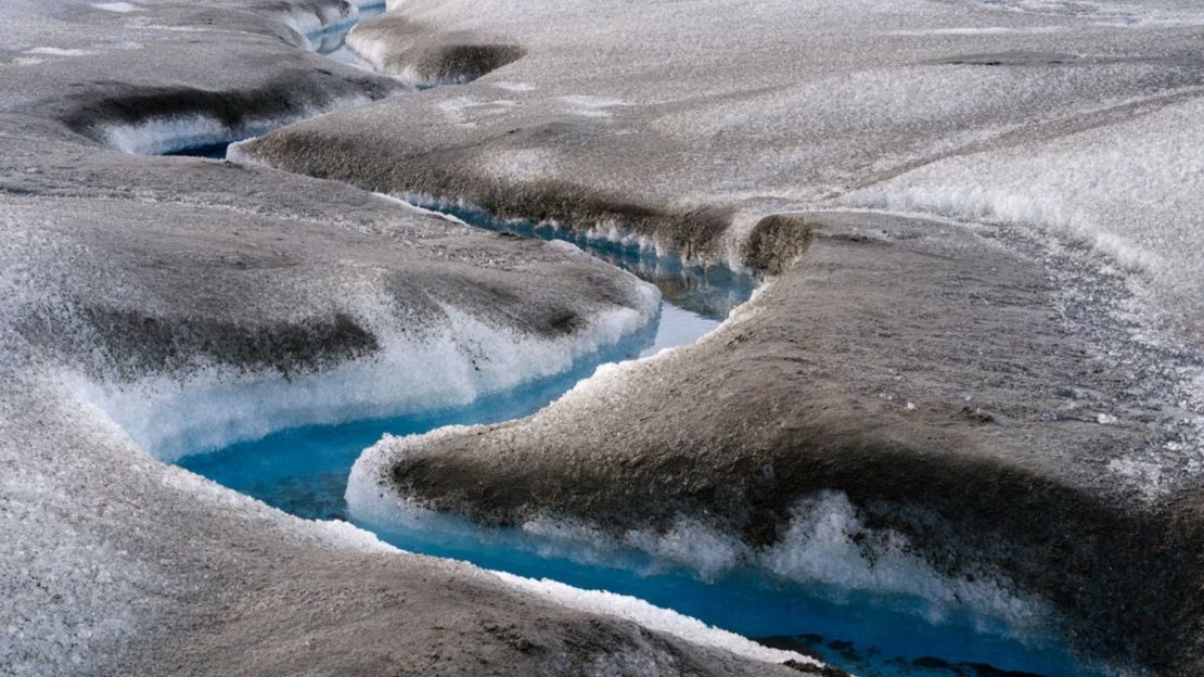 Sedimento marrón sobre hielo derretido cerca de Kangerlussuaq en Groenlandia. El rápido deshielo está teniendo una serie de impactos en el paisaje de Groenlandia, incluida la sedimentación de sus aguas.