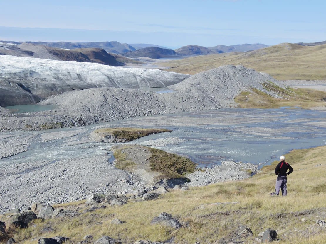 El glaciar Russell, cerca de Kangerlussuaq, al oeste de Groenlandia. En lugares donde antes había hielo y nieve están creciendo humedales y zonas de arbustos.