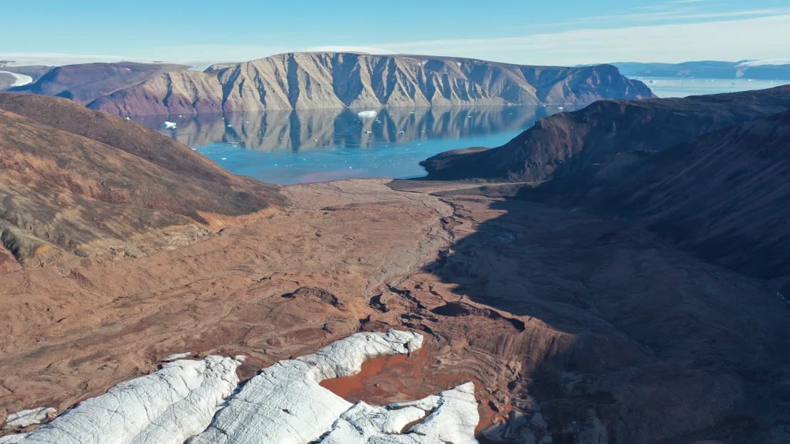 Vista del fiordo Bowdoin en Qaanaaq, al noroeste de Groenlandia. La pérdida de hielo ha dejado al descubierto rocas estériles en algunas partes del país.