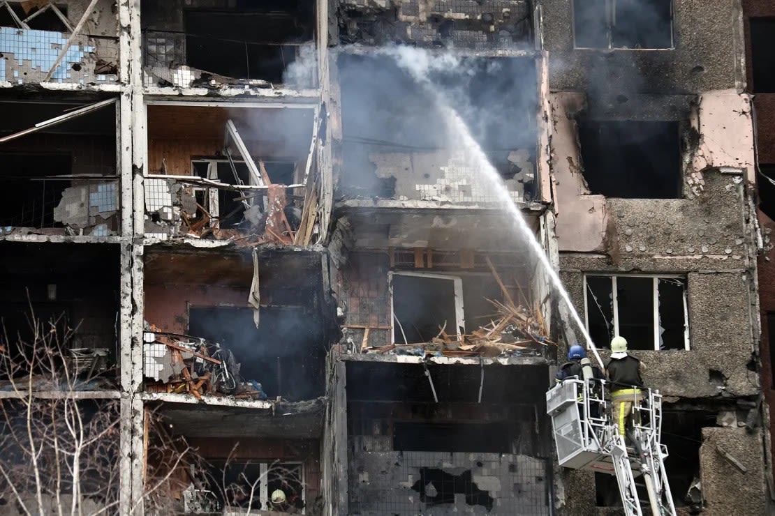 Bomberos extinguiendo un incendio en un bloque de apartamentos en el distrito de Holosiivskyi en Kyiv, Ucrania, el 7 de febrero de 2024, después de que fuera alcanzado por escombros de misiles rusos que caían tras un ataque ruso.