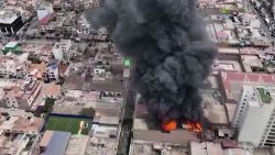 CNNE 1592622 - video muestra el feroz incendio en un comercio en lima