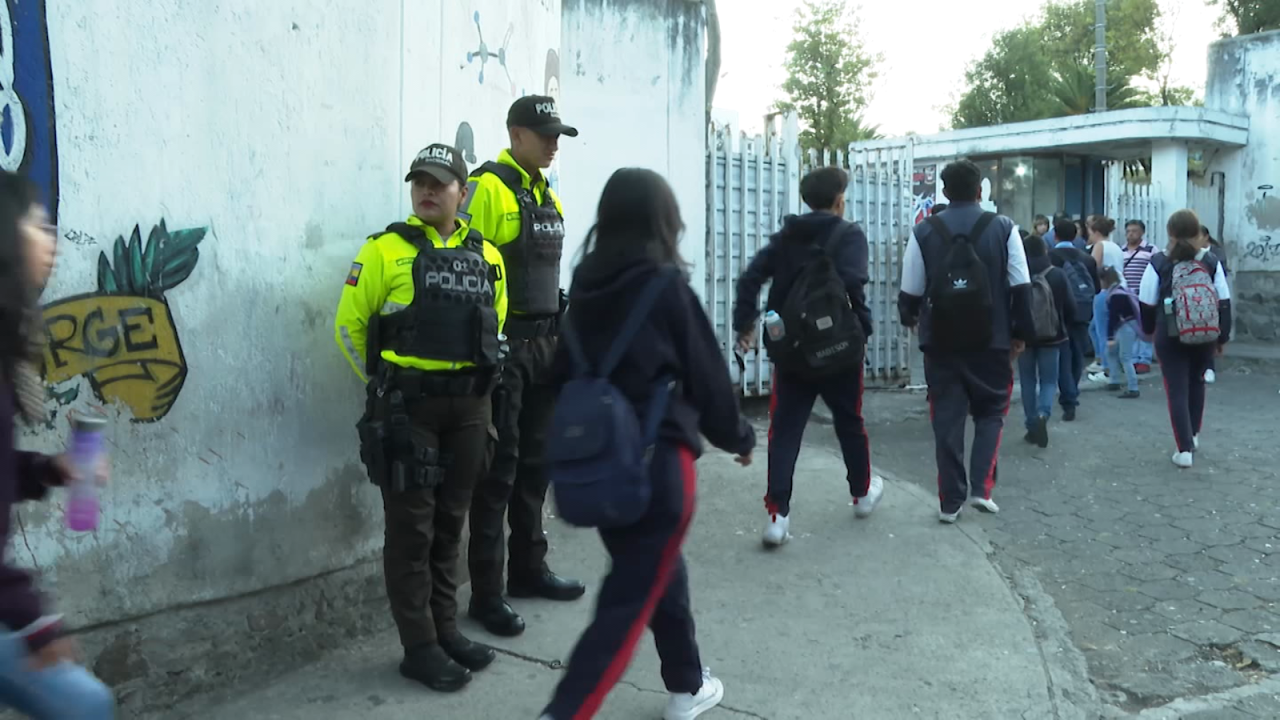 CNNE 1592665 - la policia de ecuador blinda las escuelas ante los ataques registrados