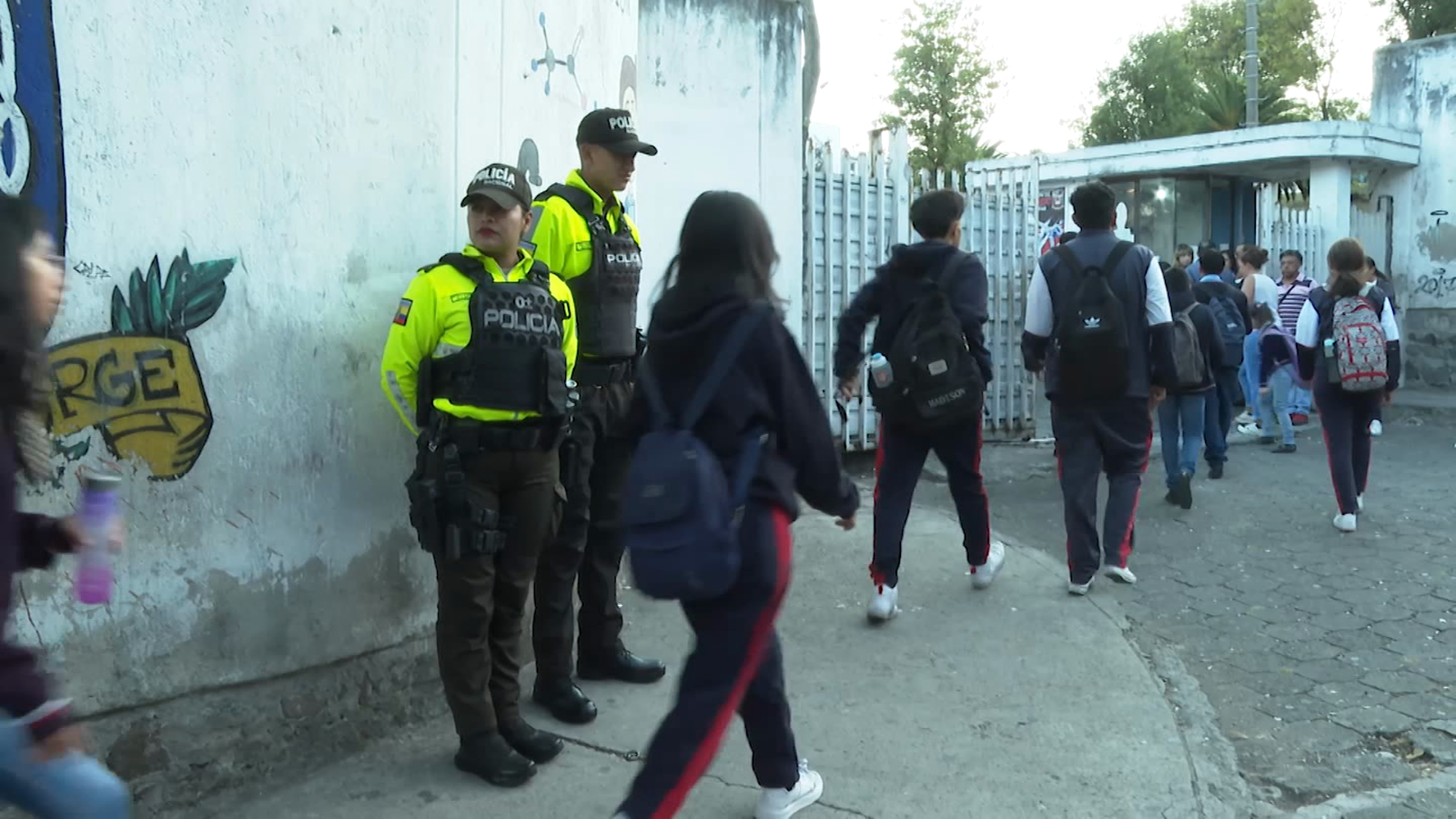Extorsión, robo y amenazas: la Policía blinda escuelas en Ecuador en medio del estado de conflicto armado interno