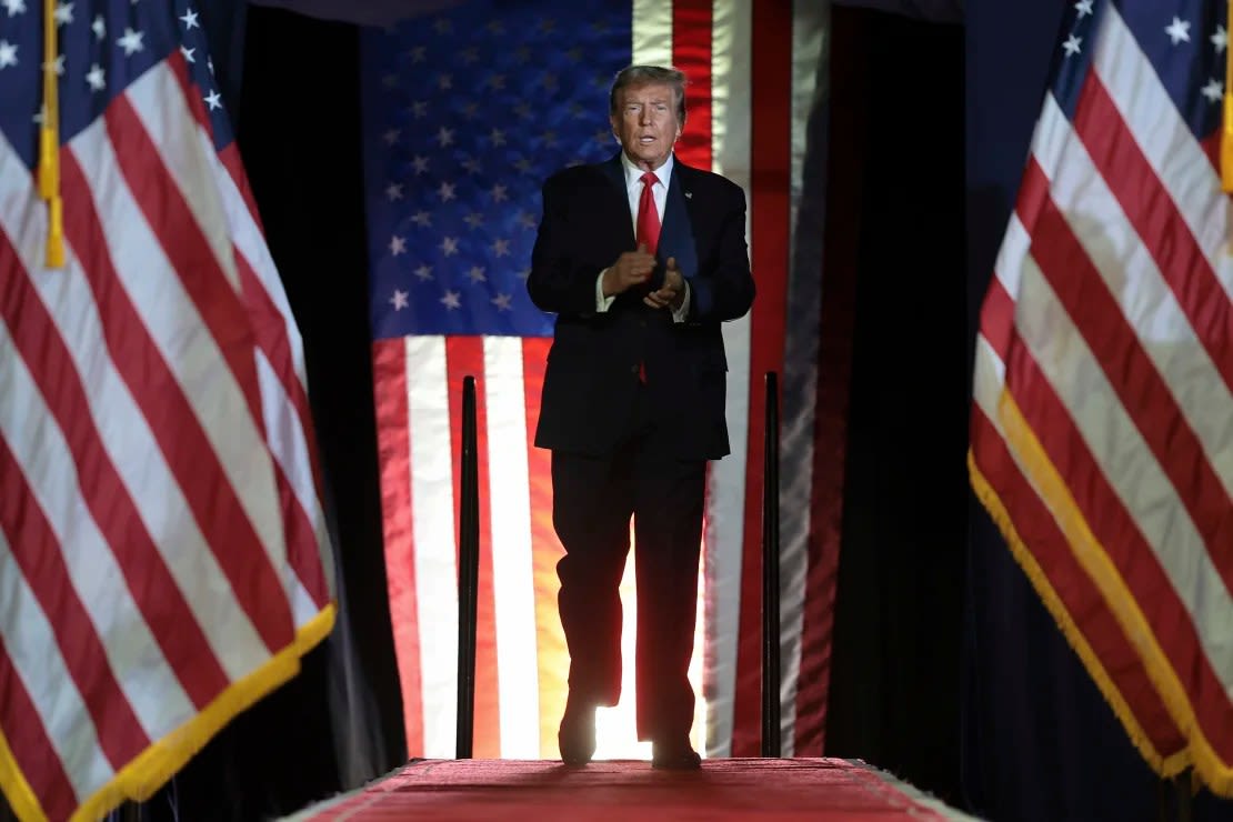 El expresidente Donald Trump llega al escenario durante un mitin en la Coastal Carolina University el 10 de febrero en Conway, Carolina del Sur.