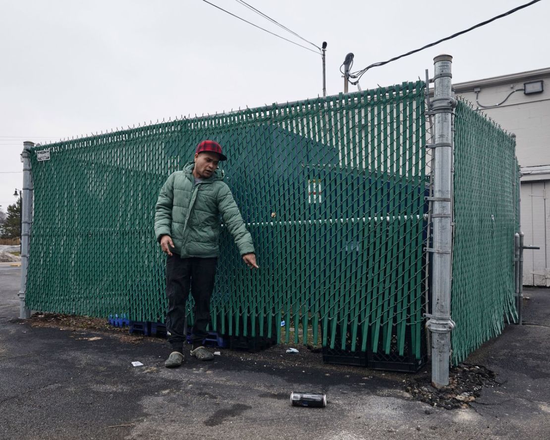 Alexander José Vizcaíno Marrufo, un migrante venezolano, señala el 27 de enero dónde durmió tres noches después de ser desalojado del Quality Inn utilizado como refugio en el oeste de Nueva York.