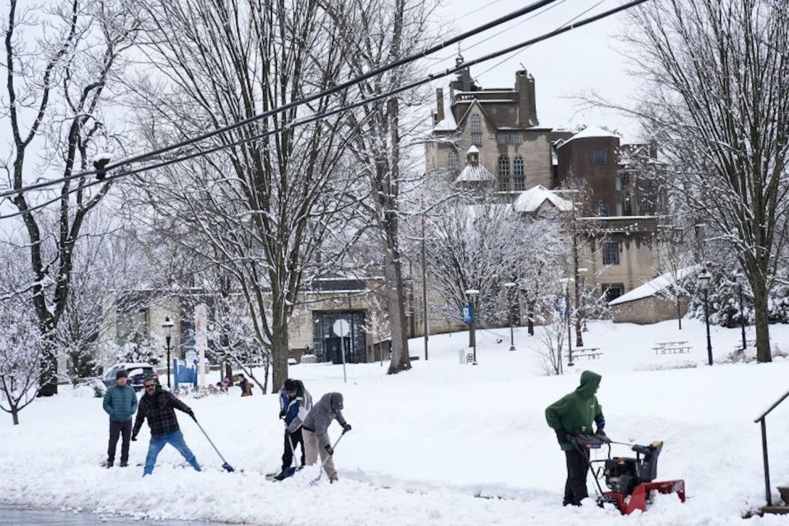 Un equipo limpia la nieve de una acera en Doylestown, Pensilvania.