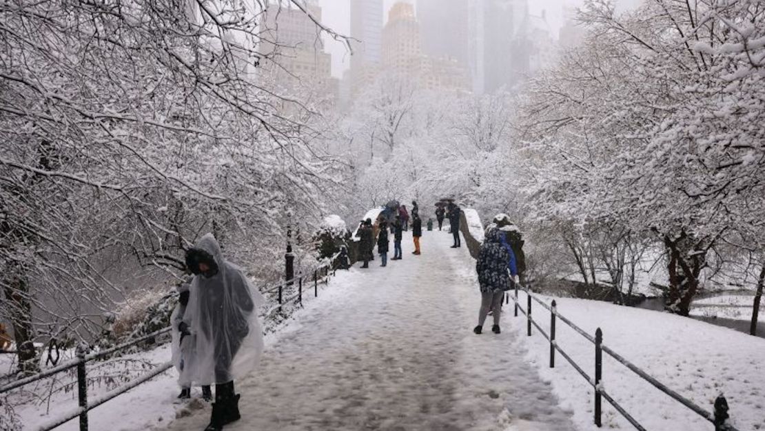 La nieve se acumuló en partes del noreste, causando problemas de viaje y el cierre de las escuelas.  La gente camina bajo la nieve que cae en Central Park el martes 13 de febrero en Nueva York.  Éstos son algunos de los principales informes de nieve hasta el momento de las últimas 24 horas: Connecticut: Farmington: 39 centímetros West Hartford: 38,6 centímetros Newtown: 35 centímetros Pensilvania: Shohola: 38 centímetros Tobyhanna: 36 centímetros Albrightsville: 36 centímetros Nueva Jersey: Sussex: 38 centímetros Montague 33 centímetros Hampton Township: 33 centímetros Nueva York: Peekskill: 33 centímetros Monroe: 33 centímetros Chester 33 centímetros Massachusetts y Rhode Island: Foster, Rhode Island: 26.1 centímetros Dudley, Massachusetts: 23.6 centímetros Richmond, Rhode Island: 22 centímetros