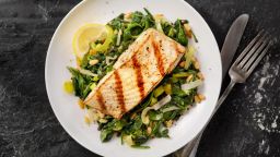 Los pescados grasos como el salmón, el bacalao, la trucha y el arenque están llenos de ácidos grasos omega-3 saludables para el corazón. LauriPatterson/E+/Getty Images