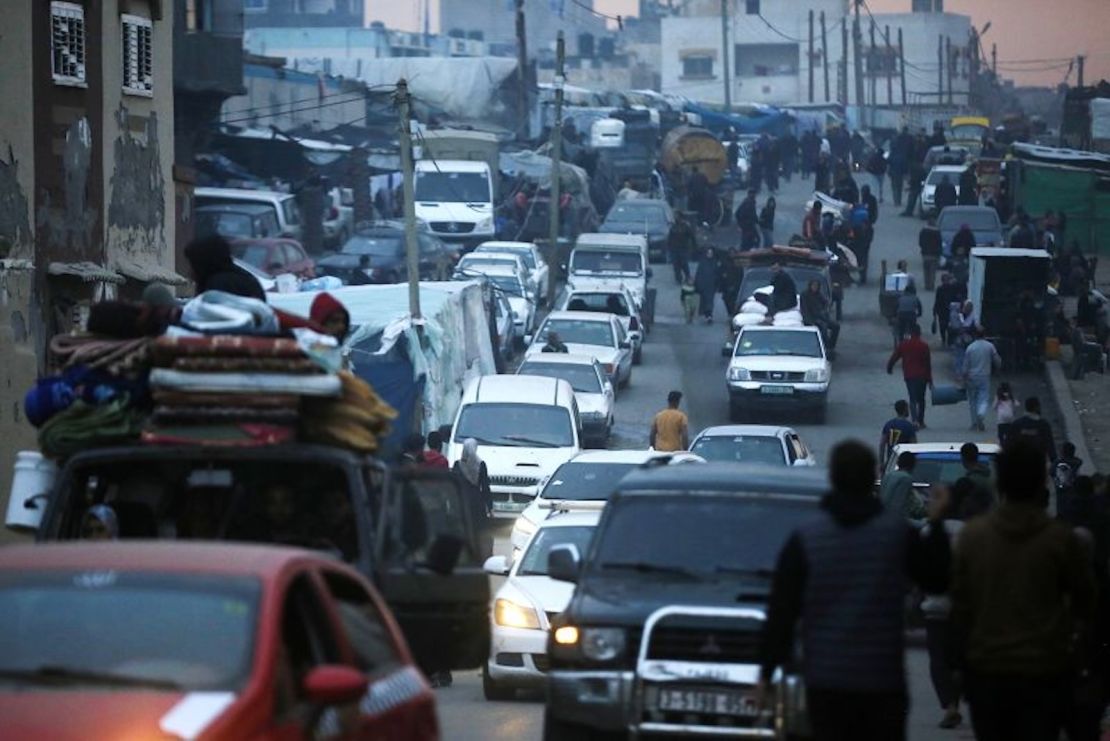 Una vista de una calle llena de automóviles, mientras los palestinos migran hacia la ciudad de Deir al-Balah con pocas pertenencias que podrían llevar consigo en un camión debido a la continua e intensificada Ataques israelíes contra Rafah, en Deir al-Balah, Gaza, el 13 de febrero de 2024.