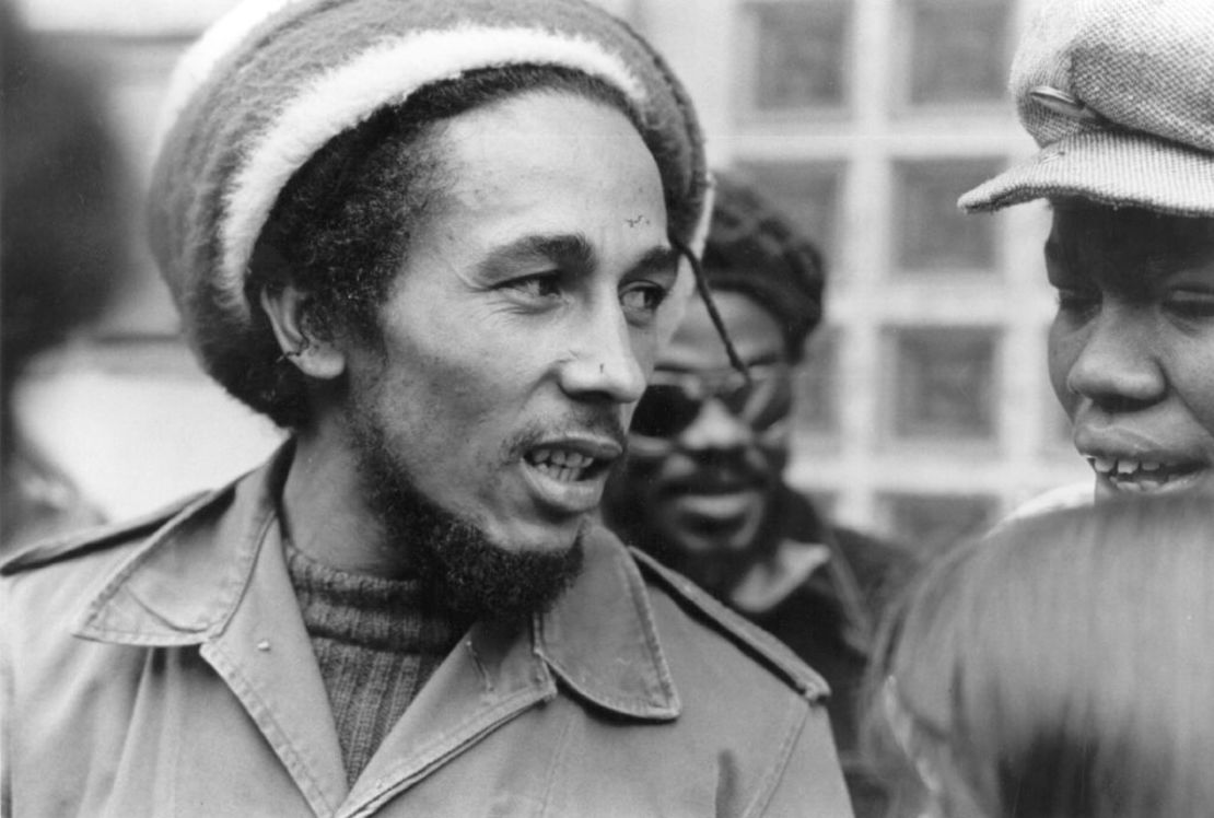 Junio de 1977: el cantante, compositor y guitarrista de reggae jamaicano Bob Marley (1945 - 1981) en Londres.