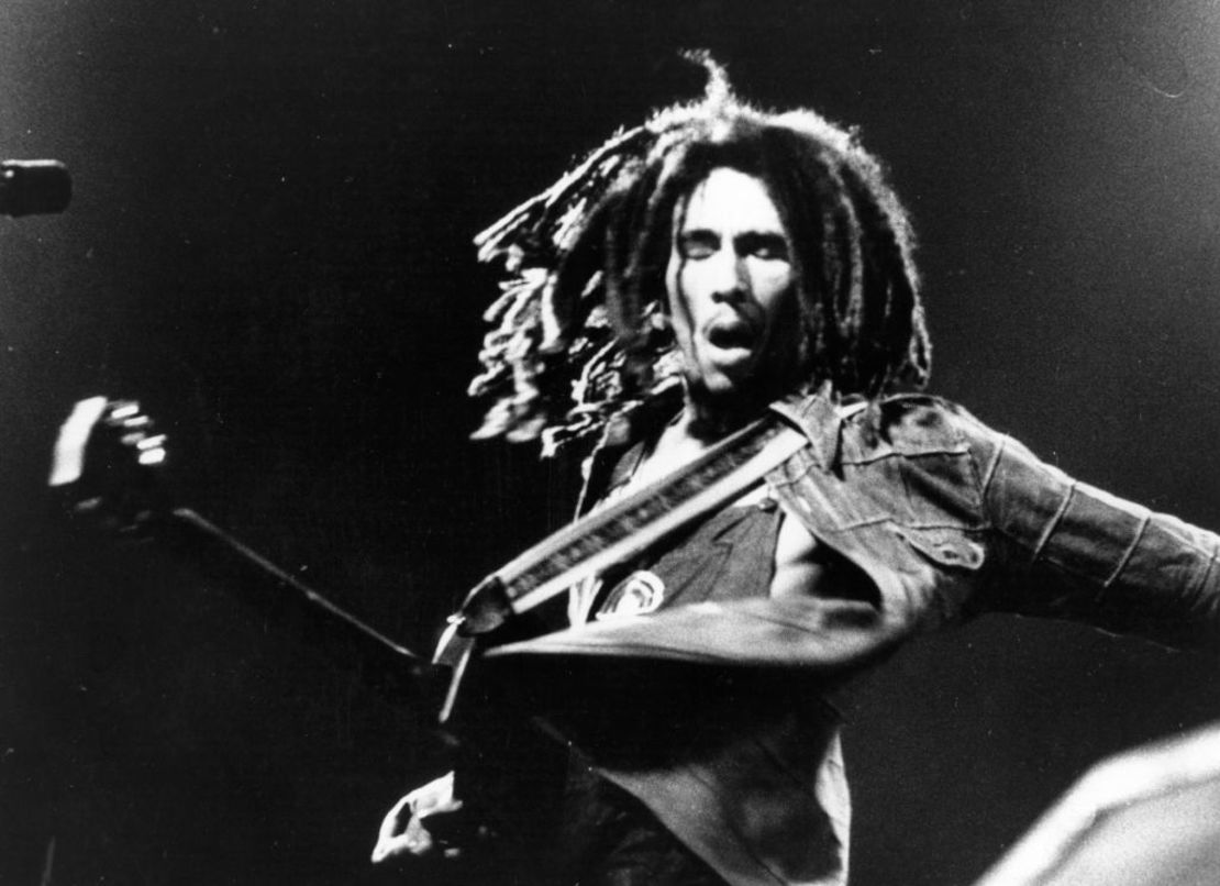 Bob Marley (1945 - 1981), cantante, guitarrista y compositor nacido en Jamaica en concierto.