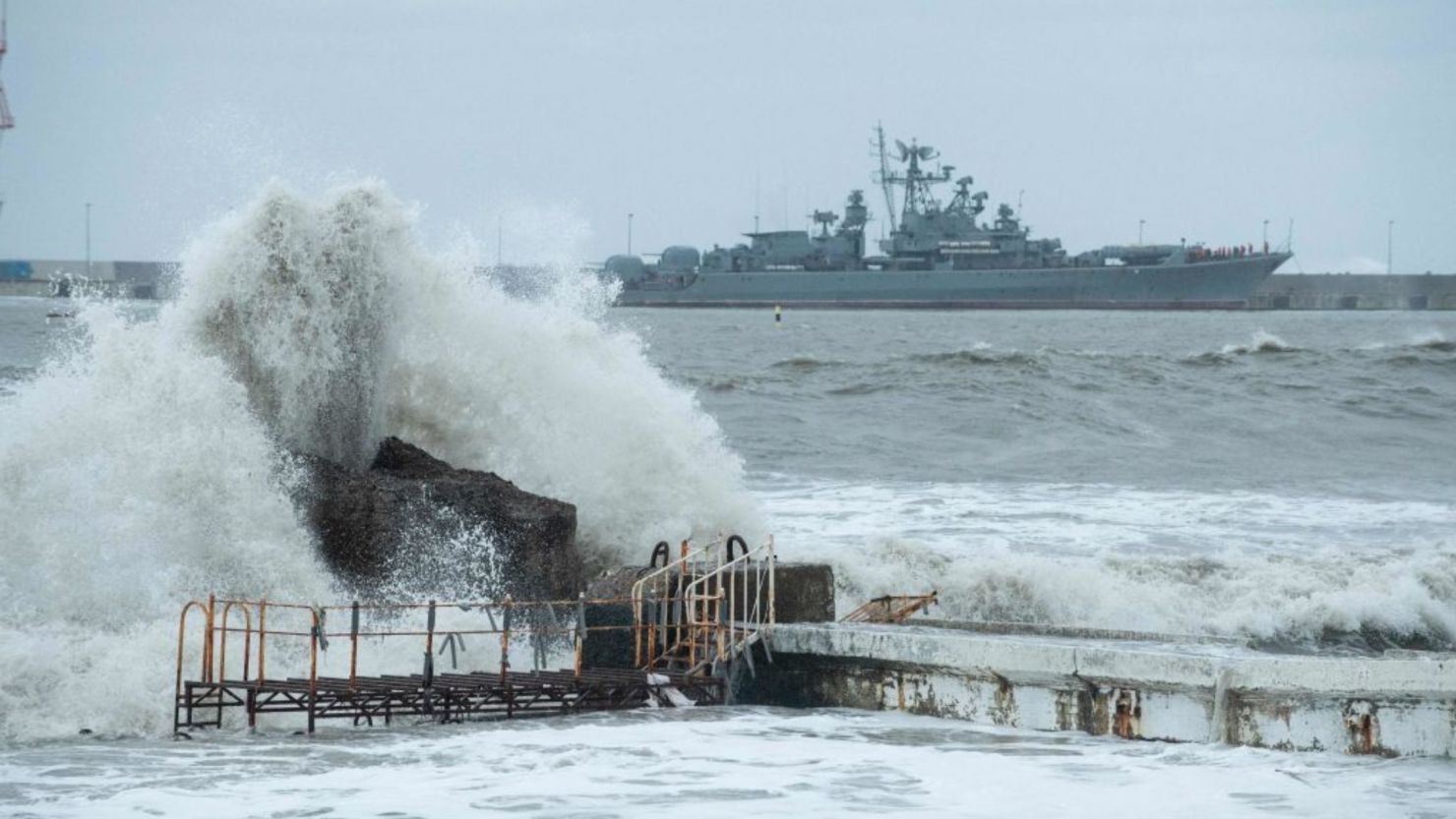Un buque de guerra atracado en el puerto de la ciudad turística de Sochi, en el mar Negro, durante una tormenta el 27 de noviembre de 2023.