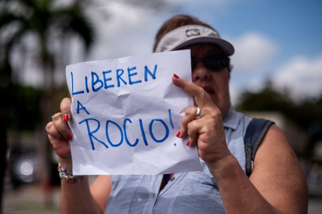 Una mujer sostiene un cartel que dice "Liberen a Rocío" durante una manifestación para exigir la liberación de la activista de derechos humanos y abogada Rocío San Miguel en Caracas, el 14 de febrero de 2024.