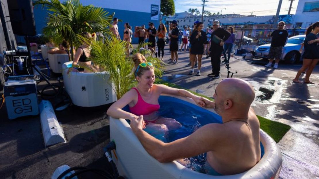 Un baño de hielo en un evento de citas rápidas en California en 2023.