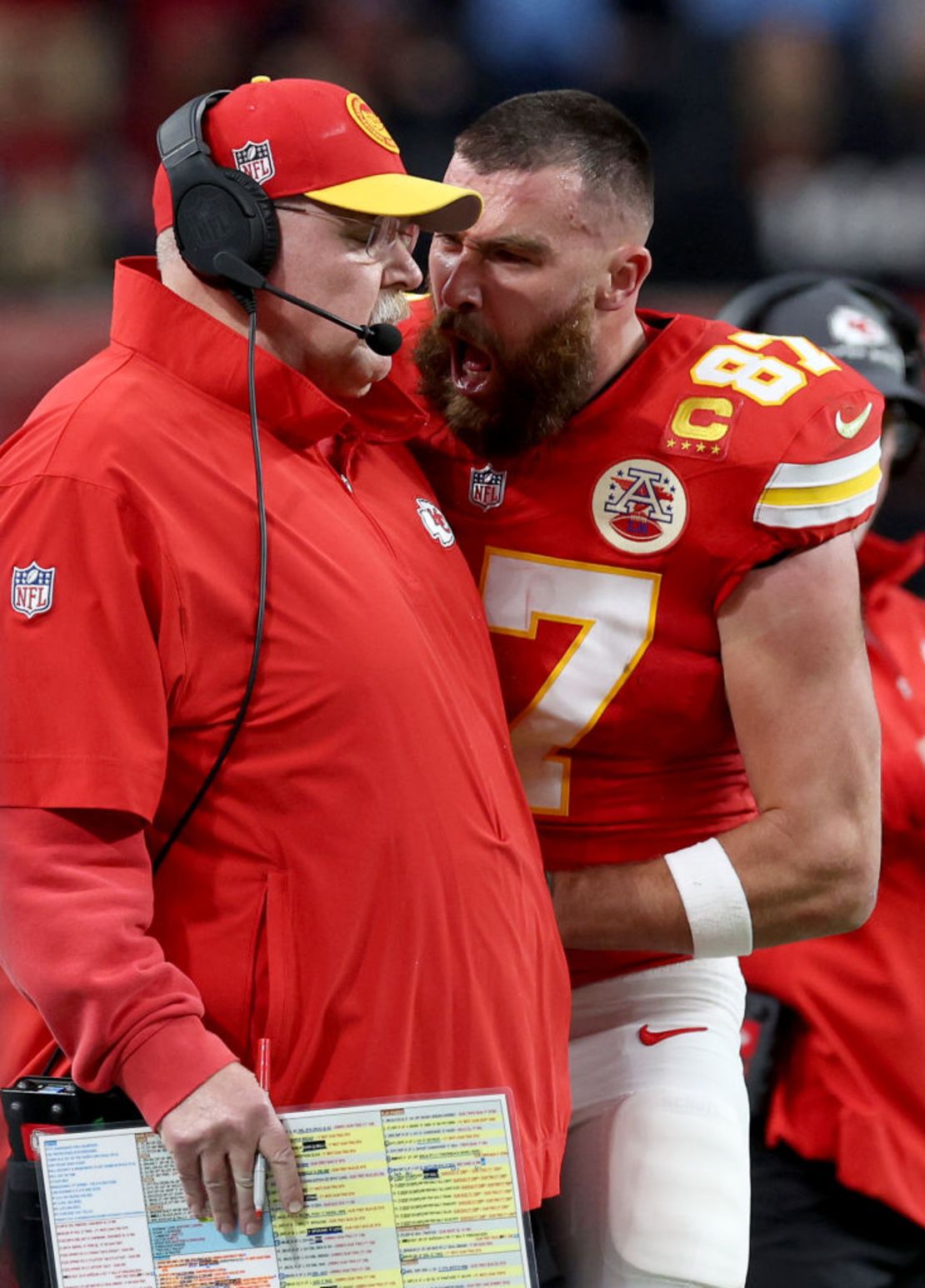 Travis Kelce, de los Kansas City Chiefs, grita al entrenador en jefe Andy Reid en la primera mitad contra los San Francisco 49ers durante el Super Bowl LVIII en el Allegiant Stadium el 11 de febrero de 2024 en Las Vegas, Nevada.