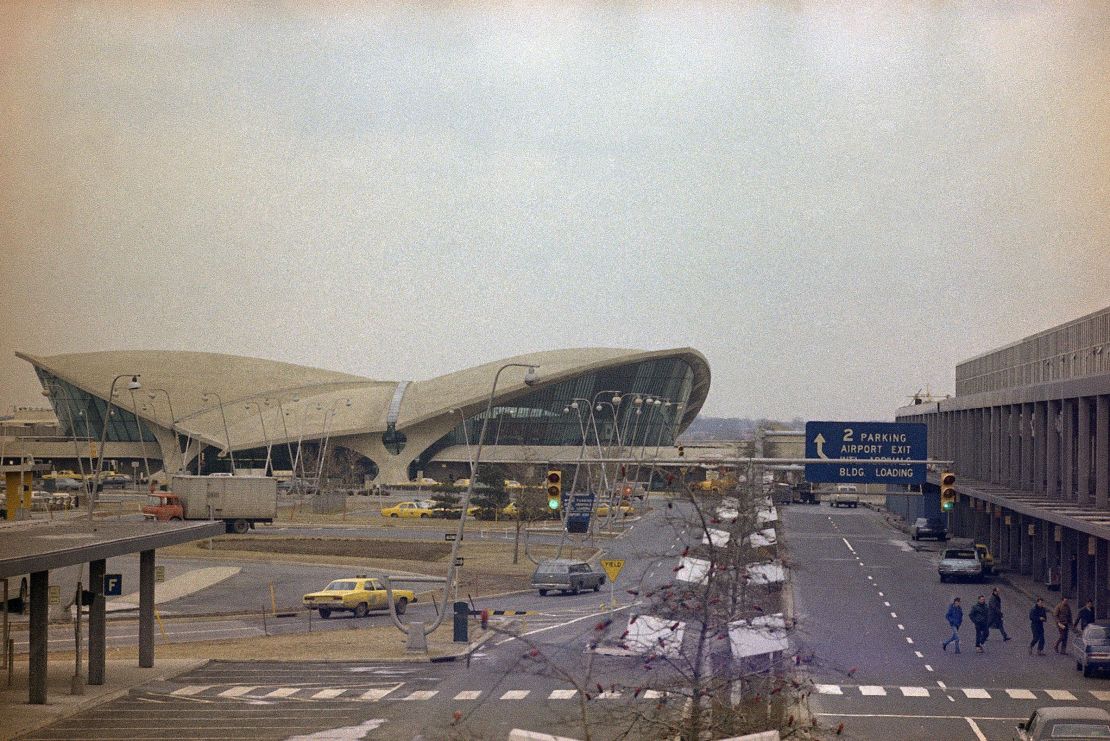 Aquí está el aeropuerto internacional John F. Kennedy de Nueva York, fotografiado en 1971, el año en que Linda conoció allí a George. Crédito: John Rooney/AP