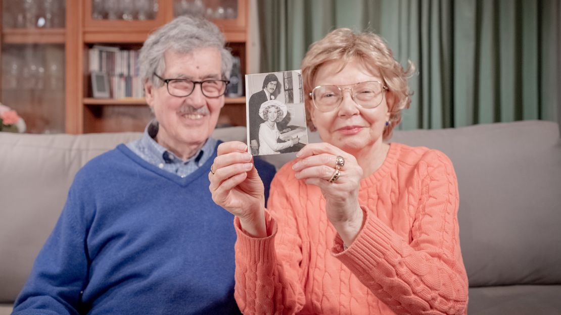 George y Linda celebran este año su 53 aniversario de boda. Aquí están en su casa de Sevenoaks, en el Reino Unido, recordando el día de su boda. Crédito: Max Burnell/CNN