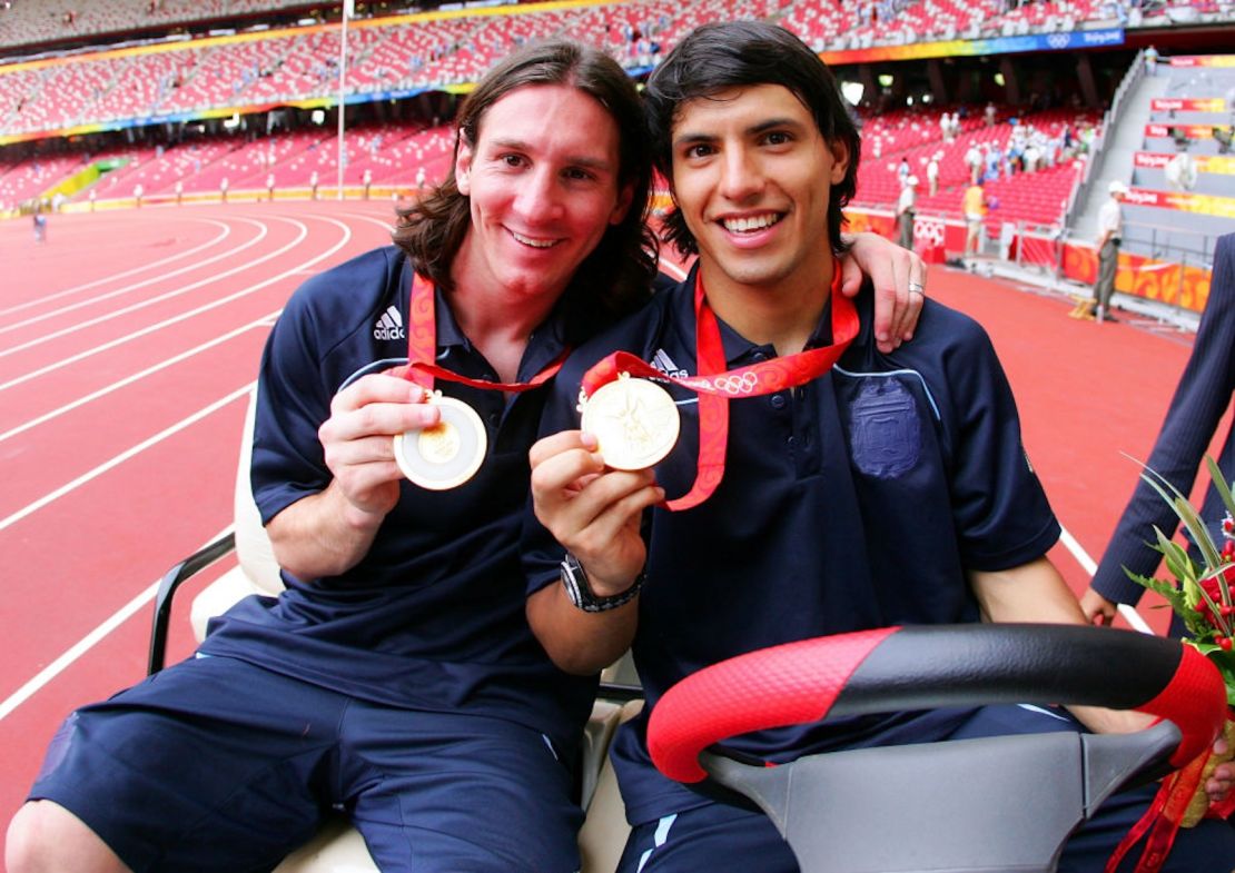 Los delanteros argentinos Lionel Messi (i) y Sergio Agüero posan con la medalla de oro durante la ceremonia de entrega de medallas del torneo olímpico de fútbol masculino en el estadio nacional de Beijing durante la final masculina entre Nigeria y Argentina en el Estadio Nacional de Beijing en agosto de 2008 en Beijing, China.