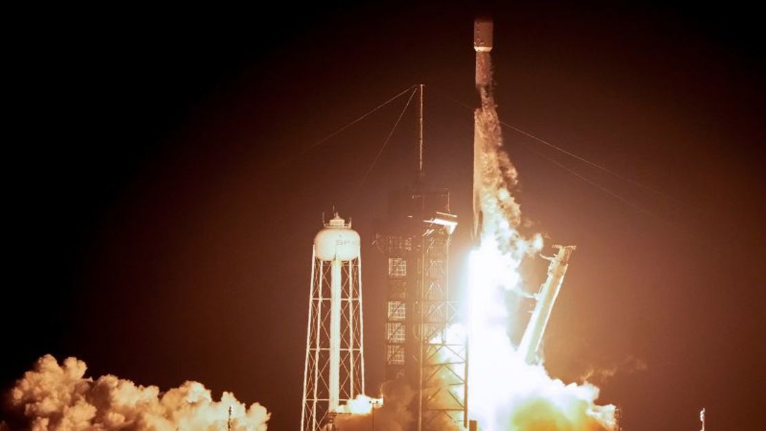 El módulo de aterrizaje lunar Odysseus, desarrollado por la empresa Intuitive Machines, con sede en Houston, se lanza sobre un cohete SpaceX Falcon 9 en Cabo Cañaveral, Florida, el 15 de febrero de 2024. John Raoux/AP