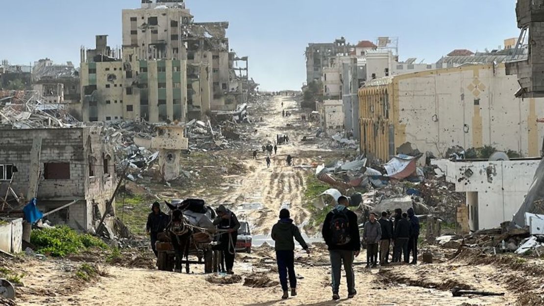 Una vista de la destrucción con edificios y carreteras destruidos después de que las fuerzas israelíes se retiraran de las áreas de Khan Yunis, Gaza, el 2 de febrero de 2024.