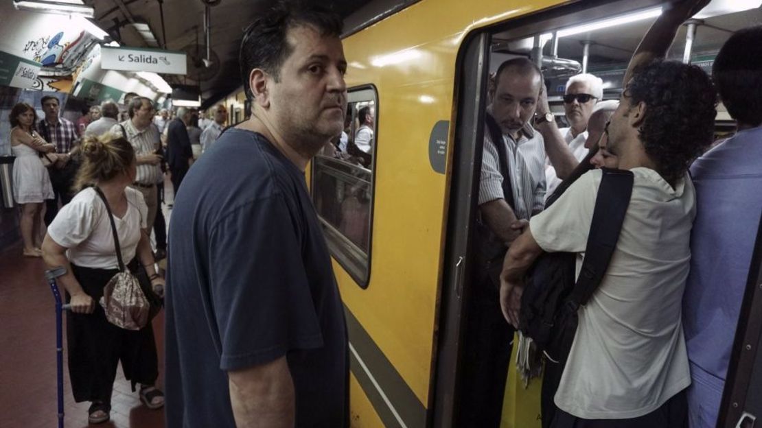 Pasajeros abordan el metro en Buenos Aires, el 3 de enero de 2018.