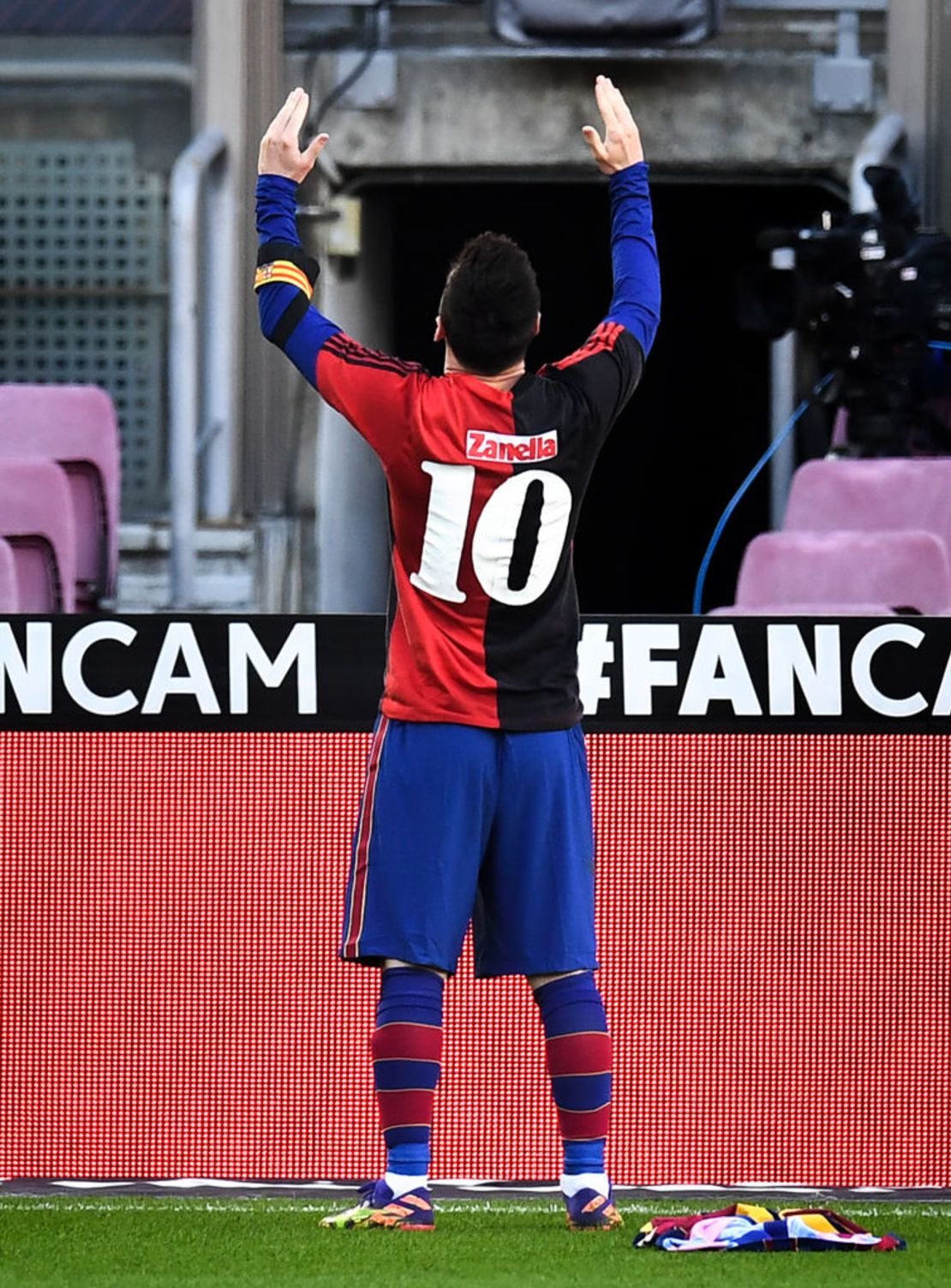 Lionel Messi celebra después de anotar vistiendo una camiseta de Newell's Old Boys con el número 10 en la espalda en memoria del exfutbolista Diego Maradona, quien había fallecido recientemente, el 29 de noviembre de 2020 en Barcelona, España.