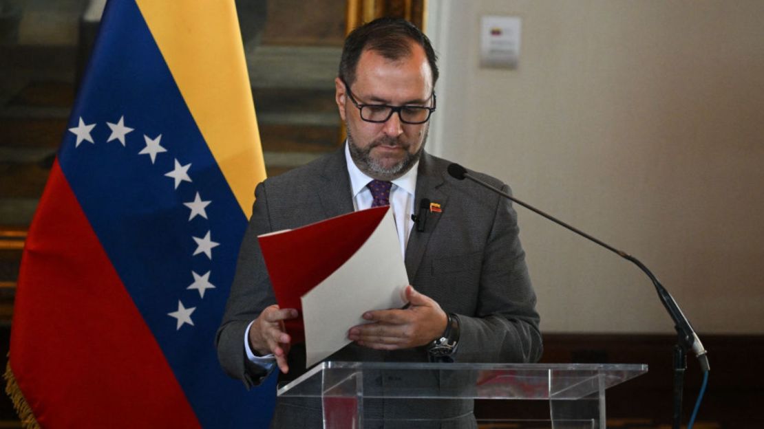 El canciller de Venezuela, Yván Gil, habla durante una rueda de prensa en respuesta a las declaraciones previas del relator especial de las Naciones Unidas sobre el Derecho a la Alimentación, Michael Fakhri, en la sede del Ministerio de Asuntos Exteriores en Caracas, el 15 de febrero de 2024.