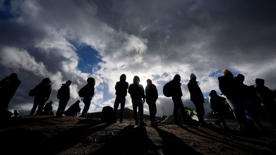 Migrantes solicitantes de asilo esperan a ser procesados en un campamento improvisado tras cruzar la frontera con México el 2 de febrero de 2024, cerca de Jacumba Hot Springs, California. Crédito: Gregory Bull/AP