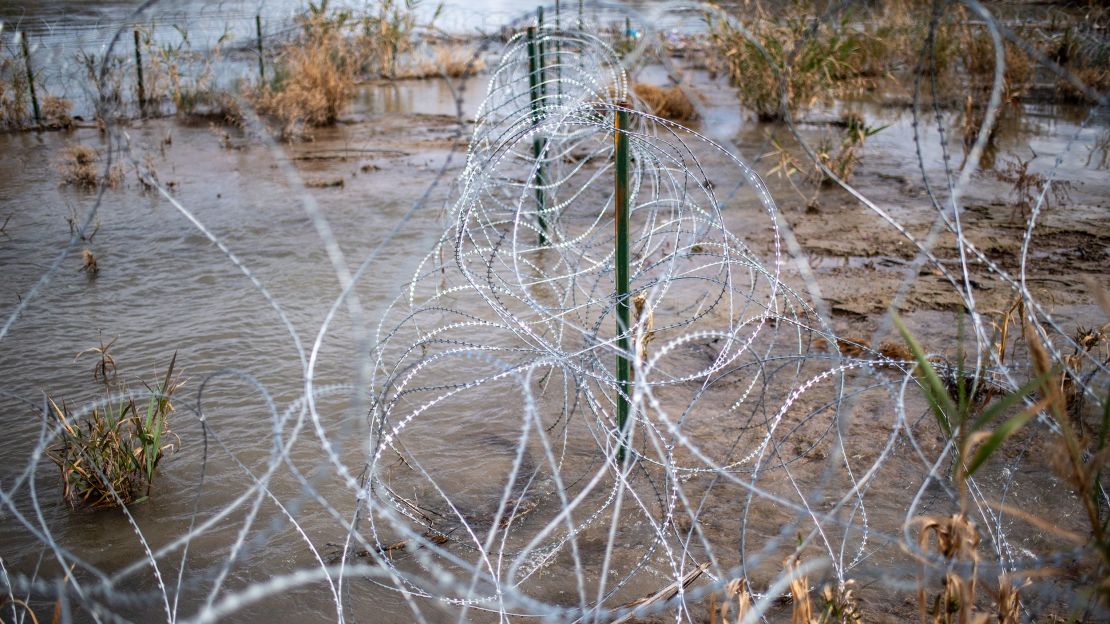 Alambre de púas cerca del río Grande el 3 de febrero de 2024 en Shelby Park en Eagle Pass, Texas. Imagen de archivo.