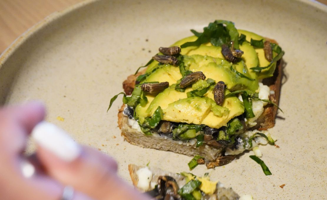 Grillos tostados de Griyum pueden comerse en varios platillos y como botana. (Foto: Santena).