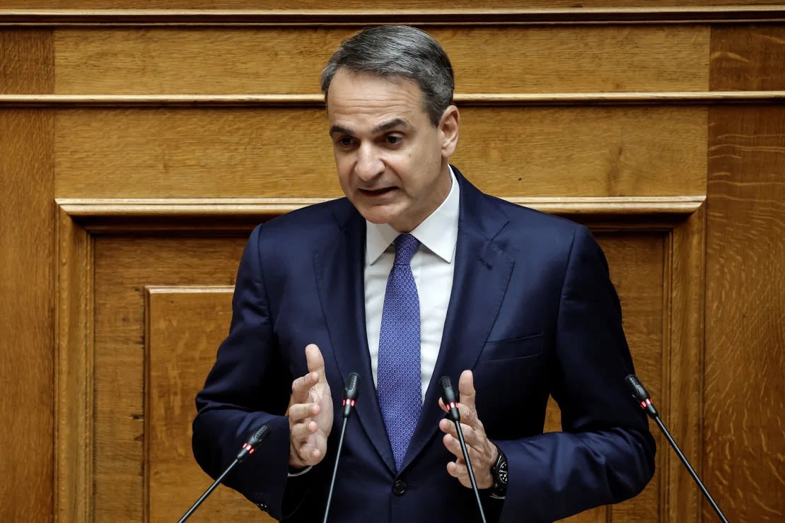 El primer ministro de Grecia, Kyriakos Mitsotakis, habla en el parlamento el 15 de febrero. Louisa Gouliamaki/Reuters