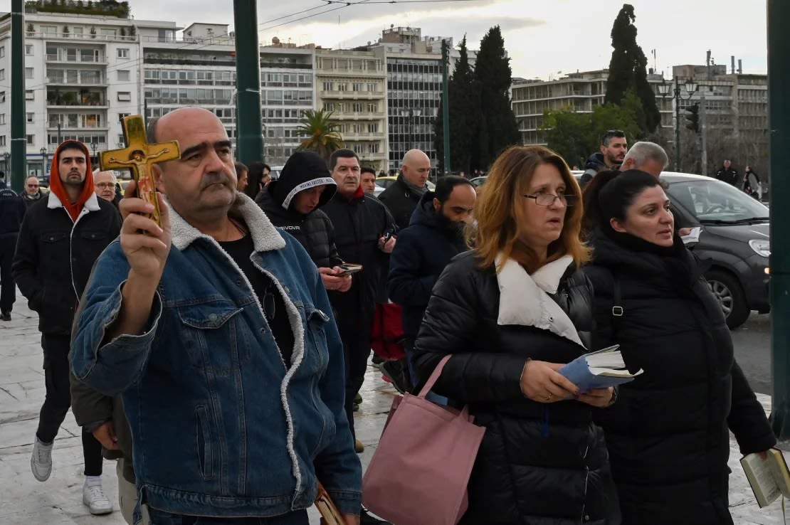 Personas grecoortodoxas participaron en una protesta contra la legislación el 15 de febrero en Atenas. Crédito: Milos Bicanski/Getty Images