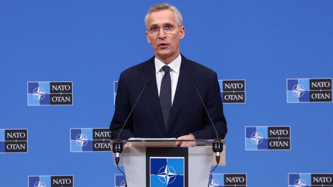 El secretario general de la OTAN, Jens Stoltenberg, anunciando un aumento del gasto en una rueda de prensa poco después de los comentarios de Trump.