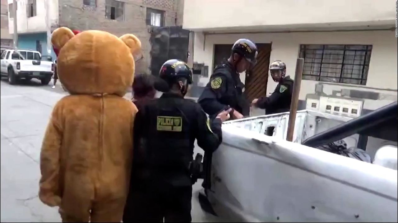 CNNE 1594258 - policia se disfraza de osito de peluche para detener a presuntos narcotraficantes