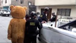 CNNE 1594258 - policia se disfraza de osito de peluche para detener a presuntos narcotraficantes