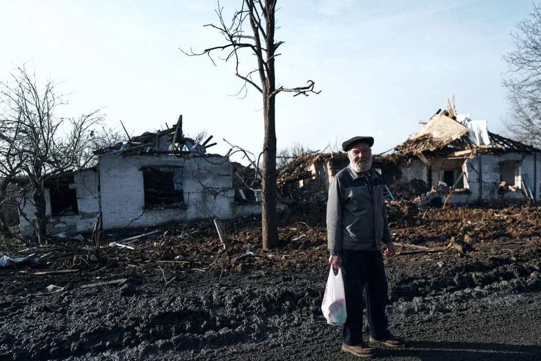 Un residente de Avdiivka, Ucrania, cerca de edificios destruidos el 14 de febrero. Kostiantyn Lieberov/Libkos/Getty Images