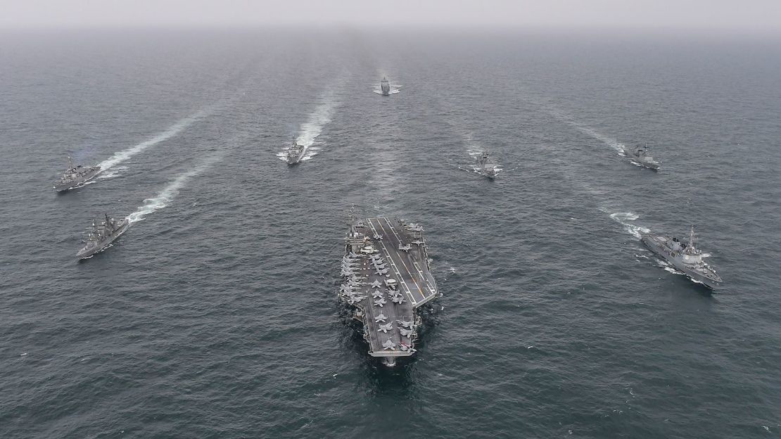 Buques navales surcoreanos, estadounidenses y japoneses navegan en formación durante un ejercicio conjunto en aguas internacionales frente a la isla surcoreana de Jeju el año pasado. Crédito: Ministerio de Defensa de Corea del Sur/Getty Images