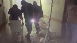 CNNE 1594667 - un hospital de gaza quedo parcialmente derrumbado tras un impacto directo