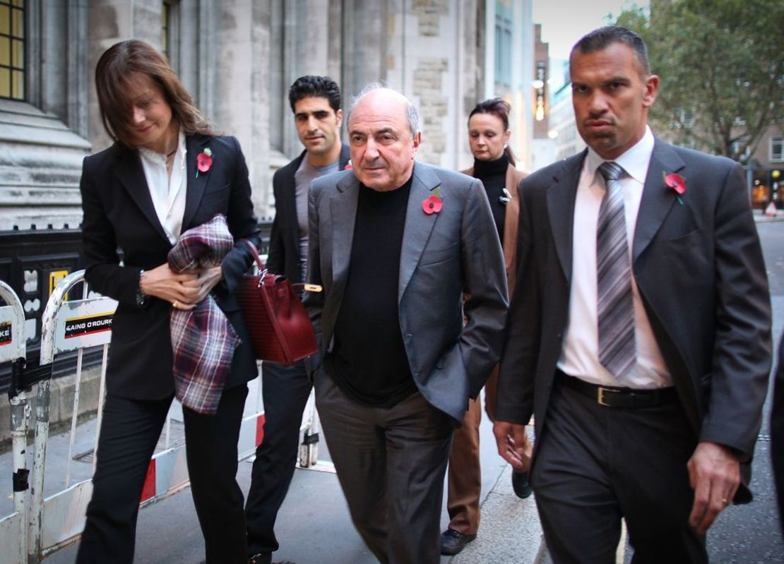 Borís Berezovsky abandona el Tribunal Superior de Londres con su pareja Yelena Gorbunova, a la izquierda, en 2011. Crédito: Peter Macdiarmid/Getty Images