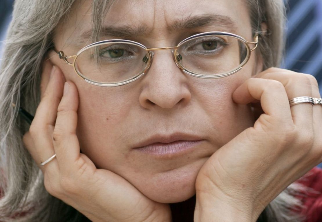 Fotografía de 2005 de la defensora de los derechos humanos, periodista y escritora rusa Anna Politkovskaya en Leipzig, Alemania. Crédito: Jens Schlueter/DDP/AFP/Getty Images