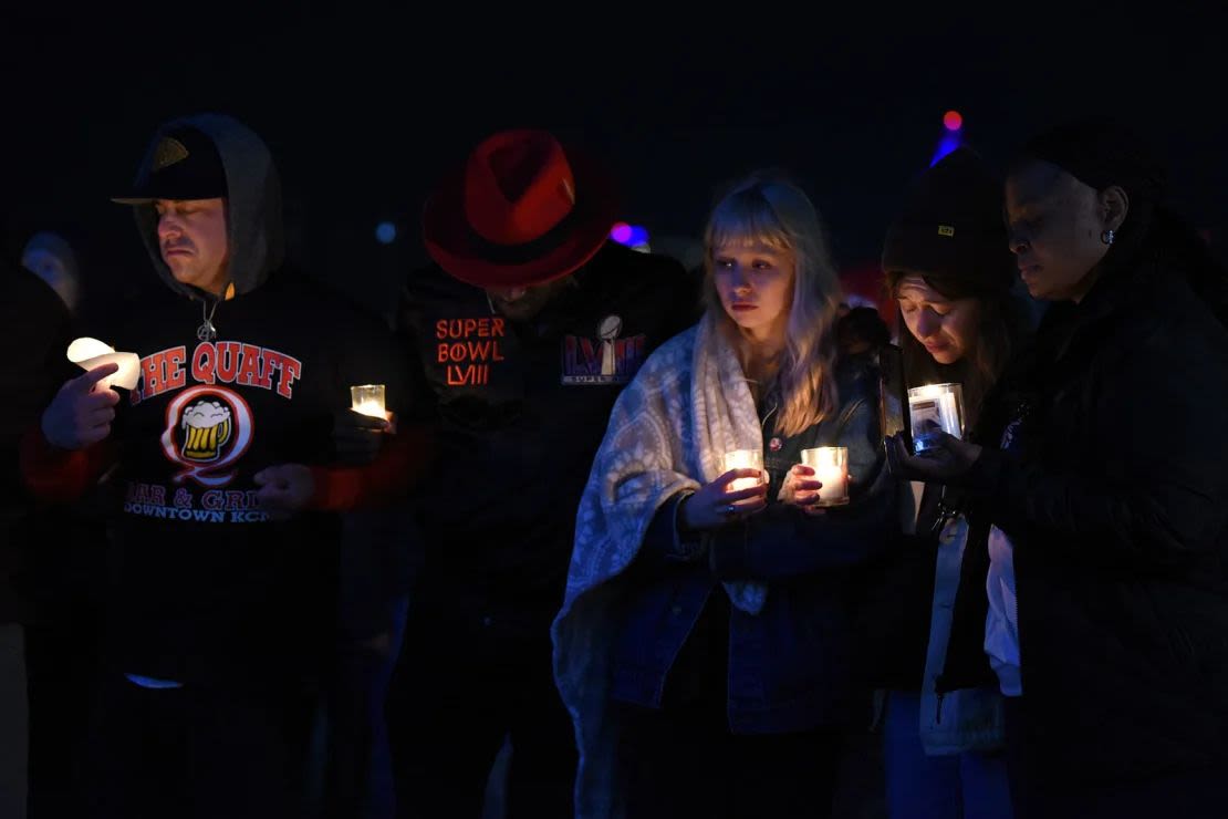 La gente sostiene velas durante una vigilia en Kansas City el jueves. (Foto: Emmalee Reed/CNN).