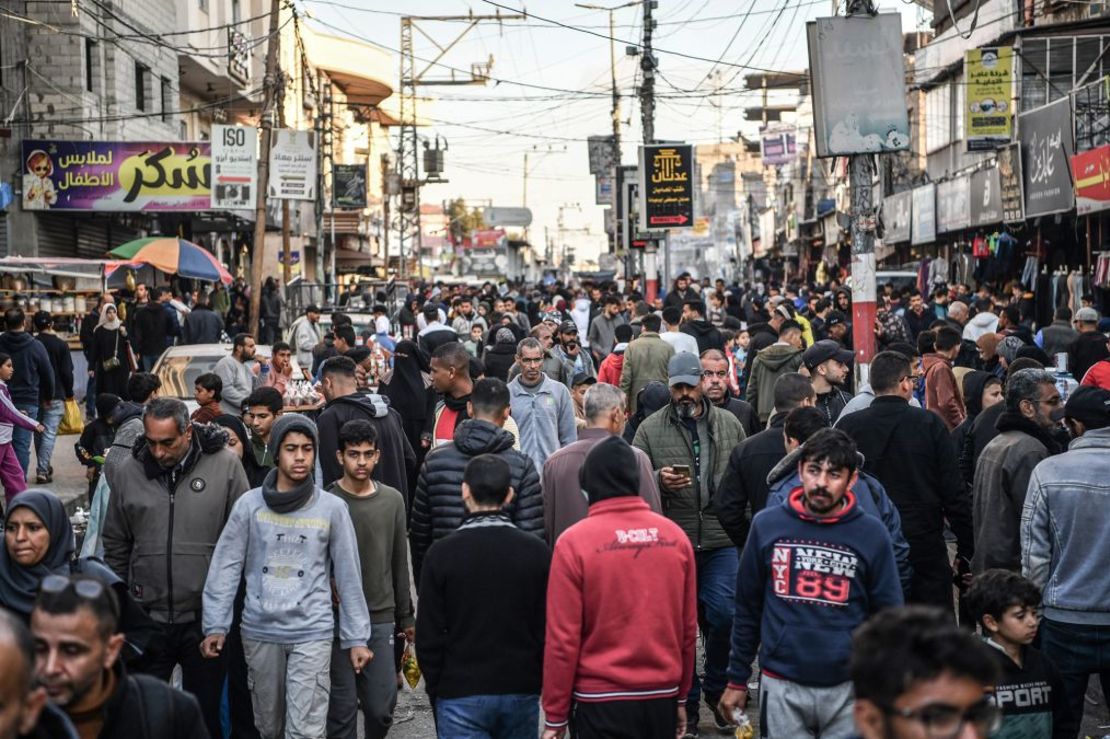 Palestinos abarrotan las calles de Rafah, en el sur de Gaza, el 10 de febrero. Crédito: Abed Zagout/Anadolu/Getty Images